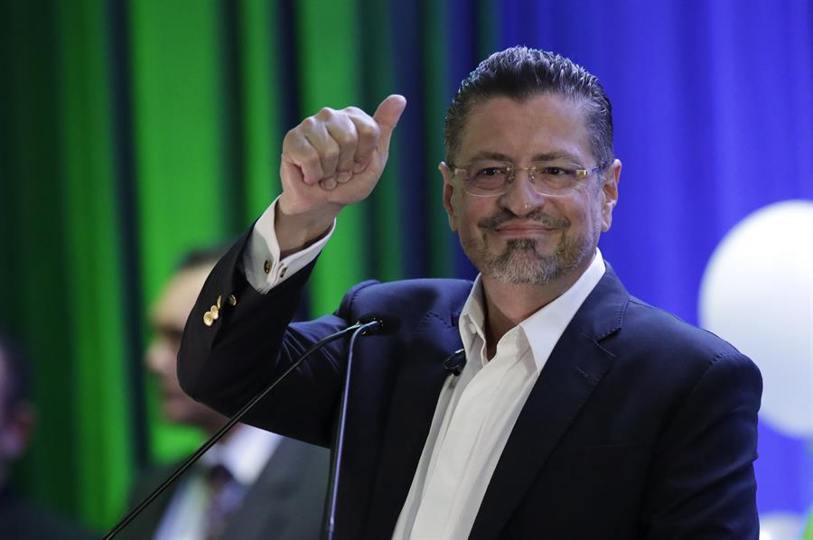 Rodrigo Chaves gana la presidencia de Costa Rica con un 52,9% de los votos