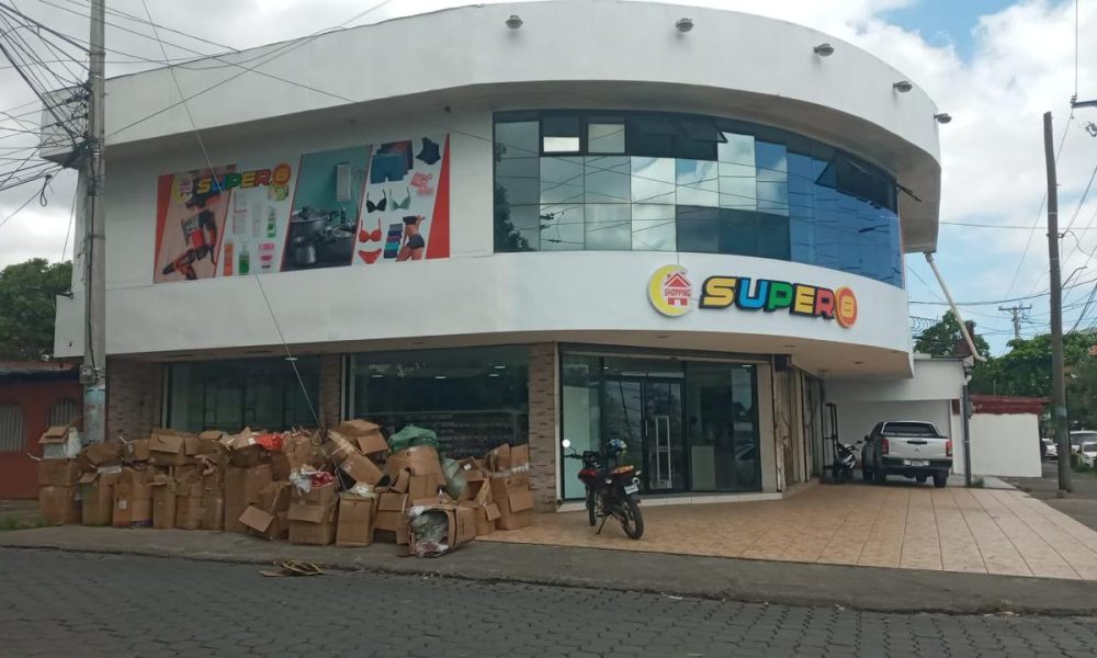 Alcaldía de Managua multa a tienda china por botar basura en la calle