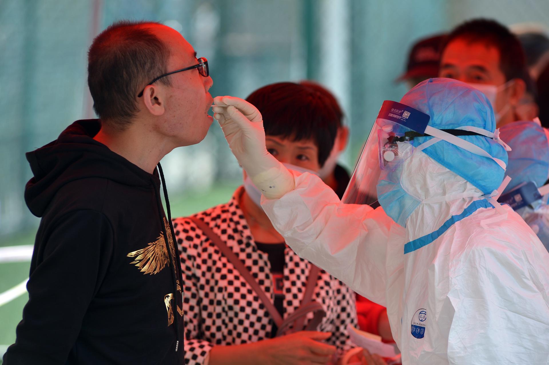 La OMS pide a China más transparencia sobre la covid en el quinto aniversario de la pandemia
