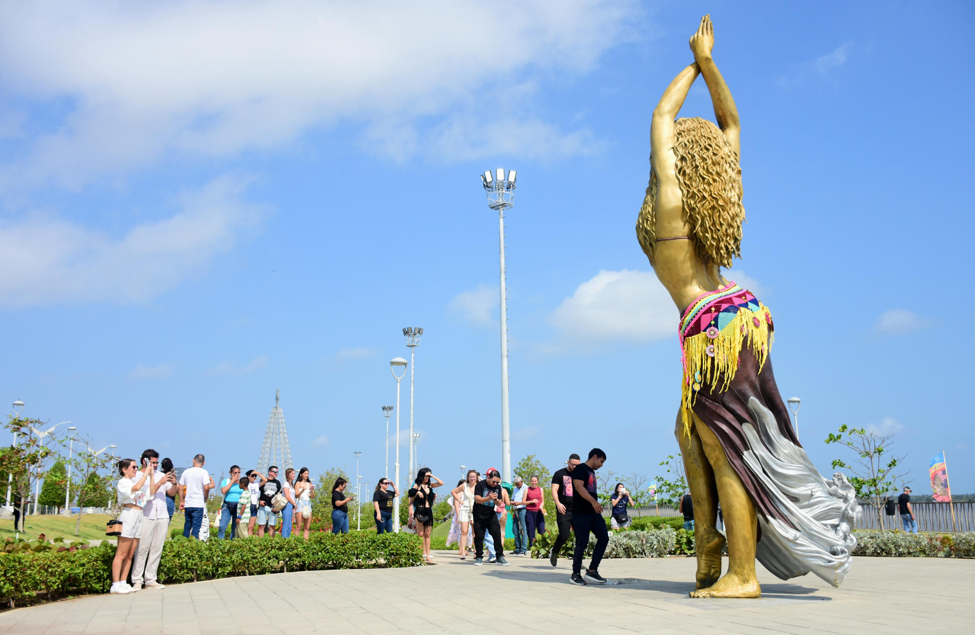Los seguidores de Shakira desafían el sol de Barranquilla para verla de cerca en concierto
