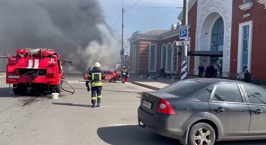 Zelenski acusa a Rusia de «exterminar» a civiles tras el ataque a una estación de tren
