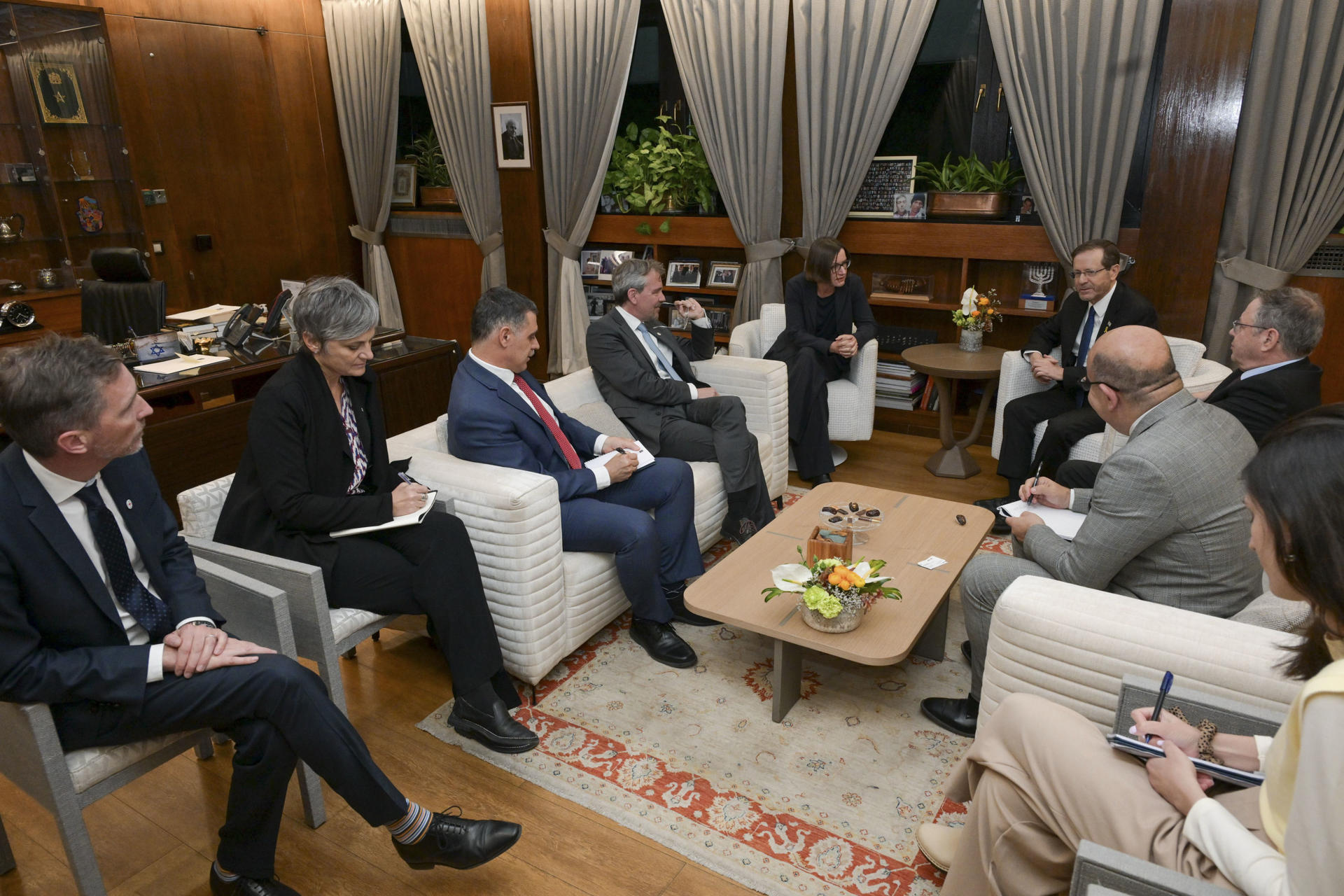 El presidente israelí se reúne con la de Cruz Roja para preparativos del alto el fuego