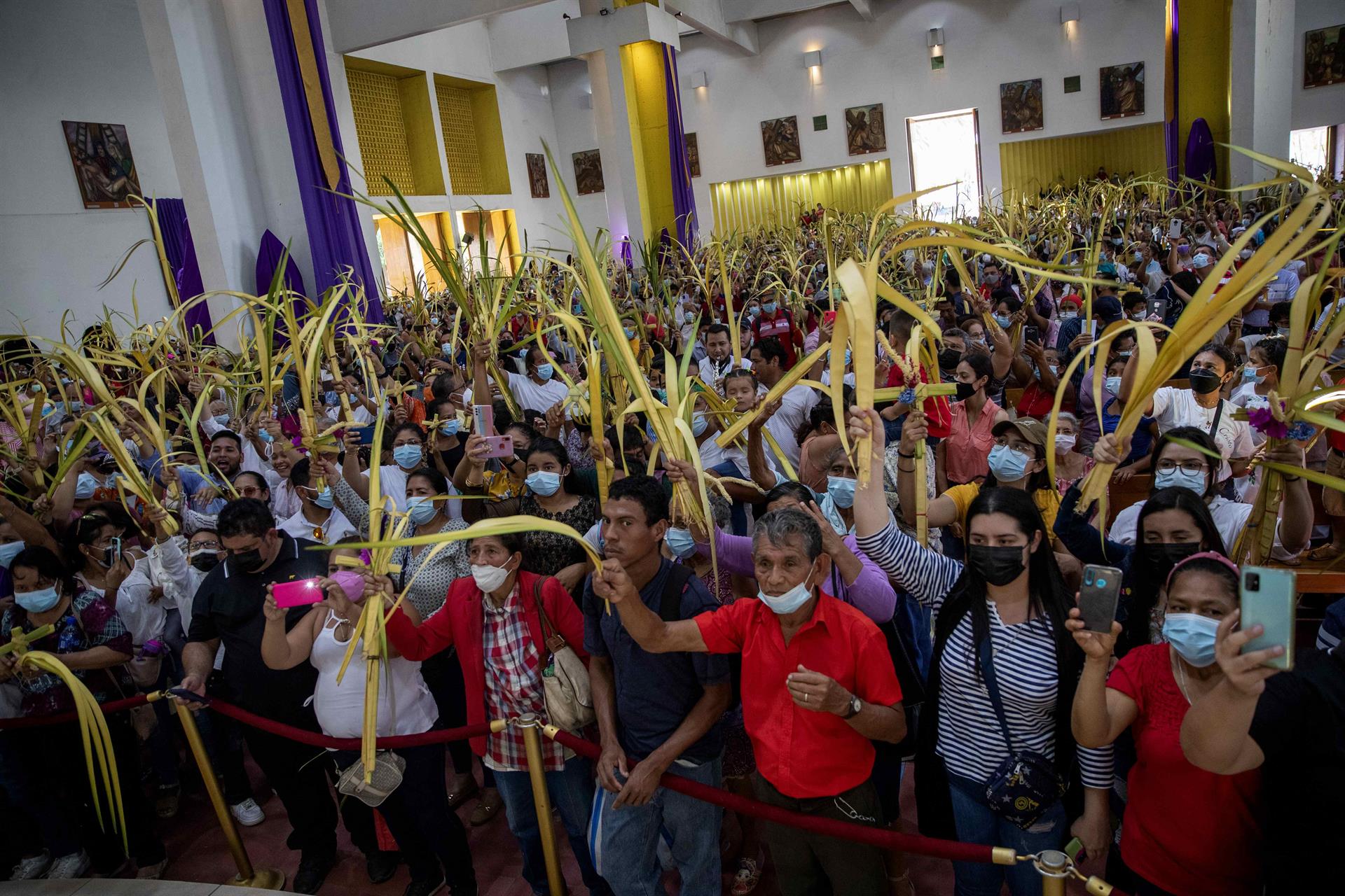 Católicos se desbordan en la Catedral de Managua tras dos años sin procesiones
