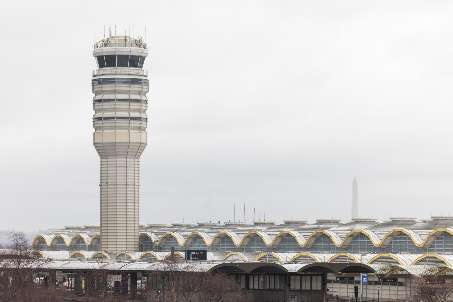 Controlador en el accidente aéreo de Washington se quedó solo porque otro salió temprano