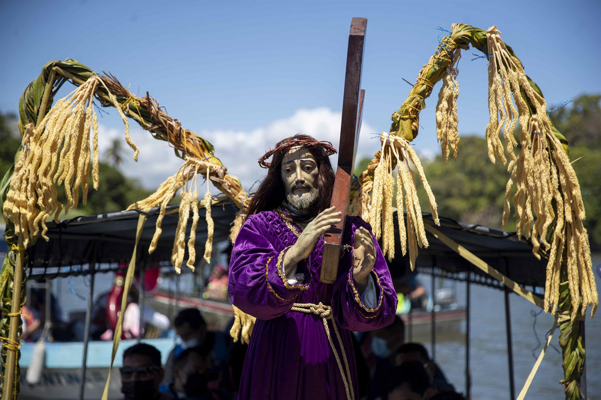 El Viacrucis Acuático en las aguas del Gran Lago marcó el inicio de la Semana Santa en Nicaragua