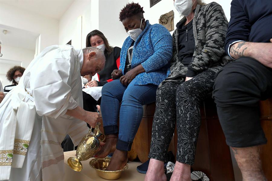 El papa se postra de nuevo ante los presos en Jueves Santo tras la pandemia