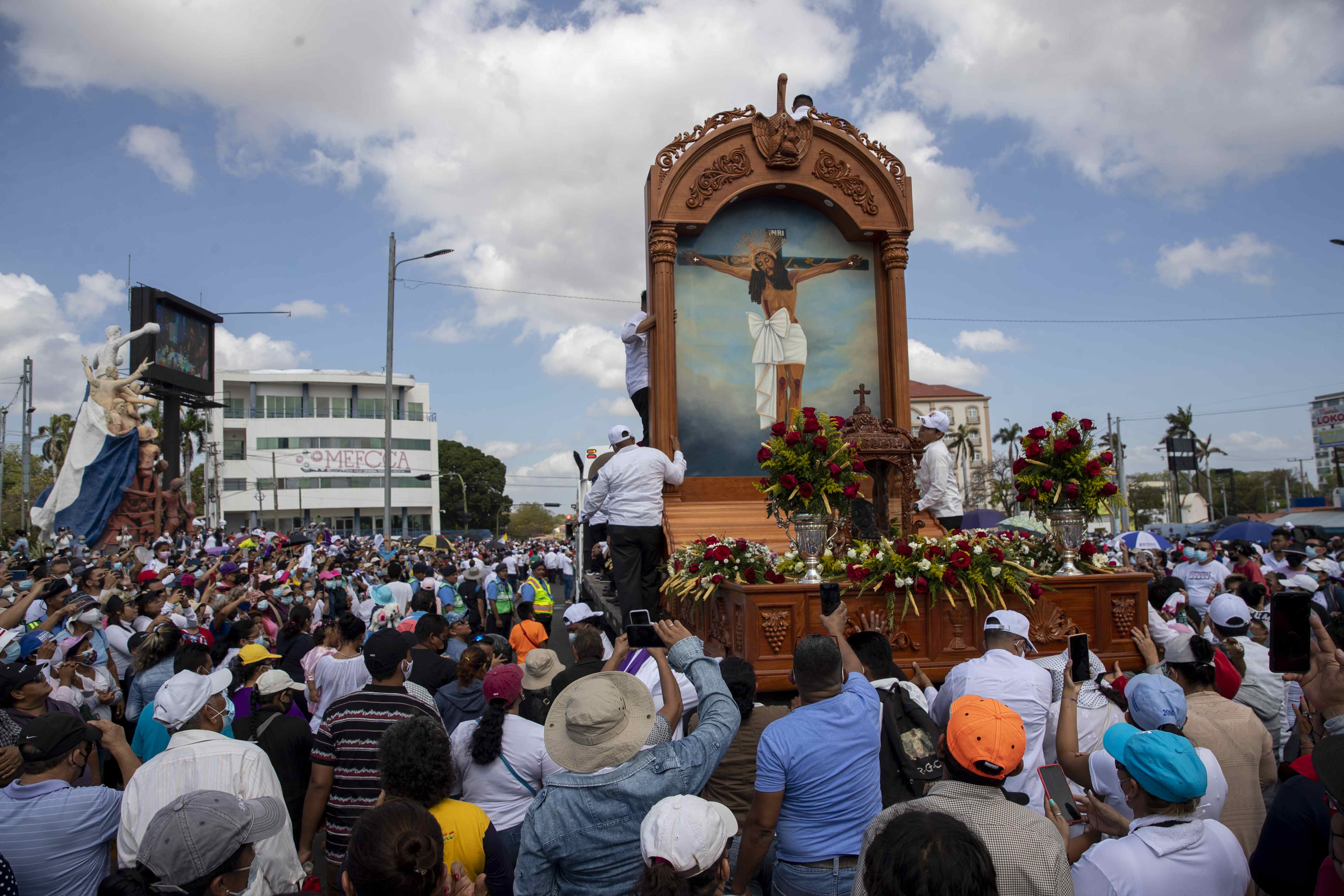 Católicos nicaragüenses reafirman su fe y se mortifican durante el viacrucis penitencial
