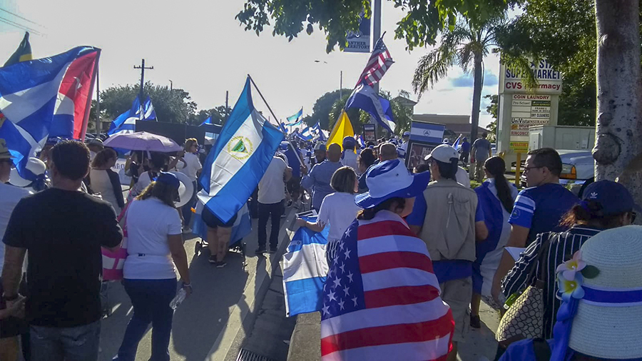 «¡Justicia!»,»¡Libertad!», gritan familiares de asesinados desde el exilio en «Marcha de las Cruces»