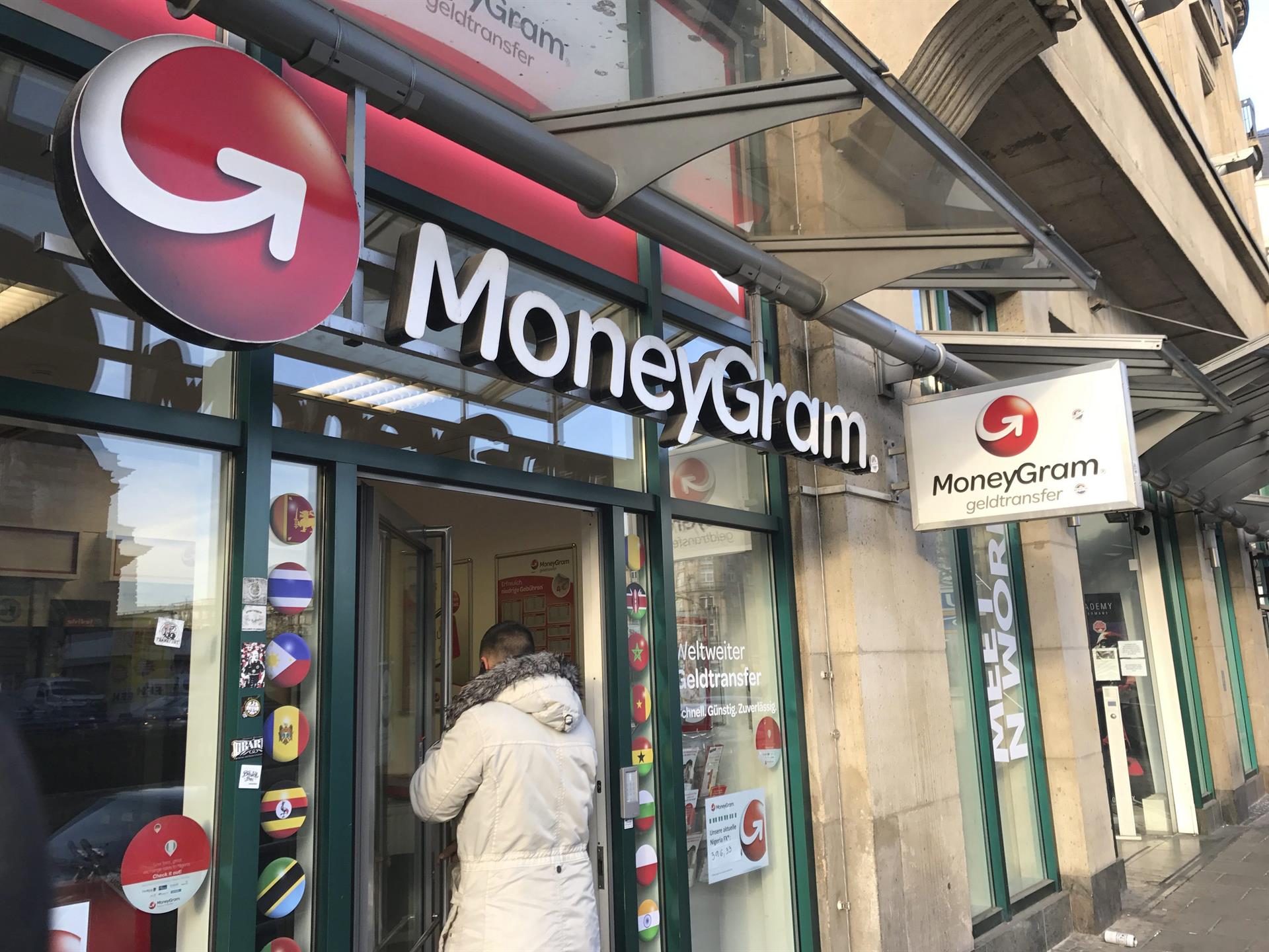 Demandan a MoneyGram por «prácticas abusivas» en las remesas
