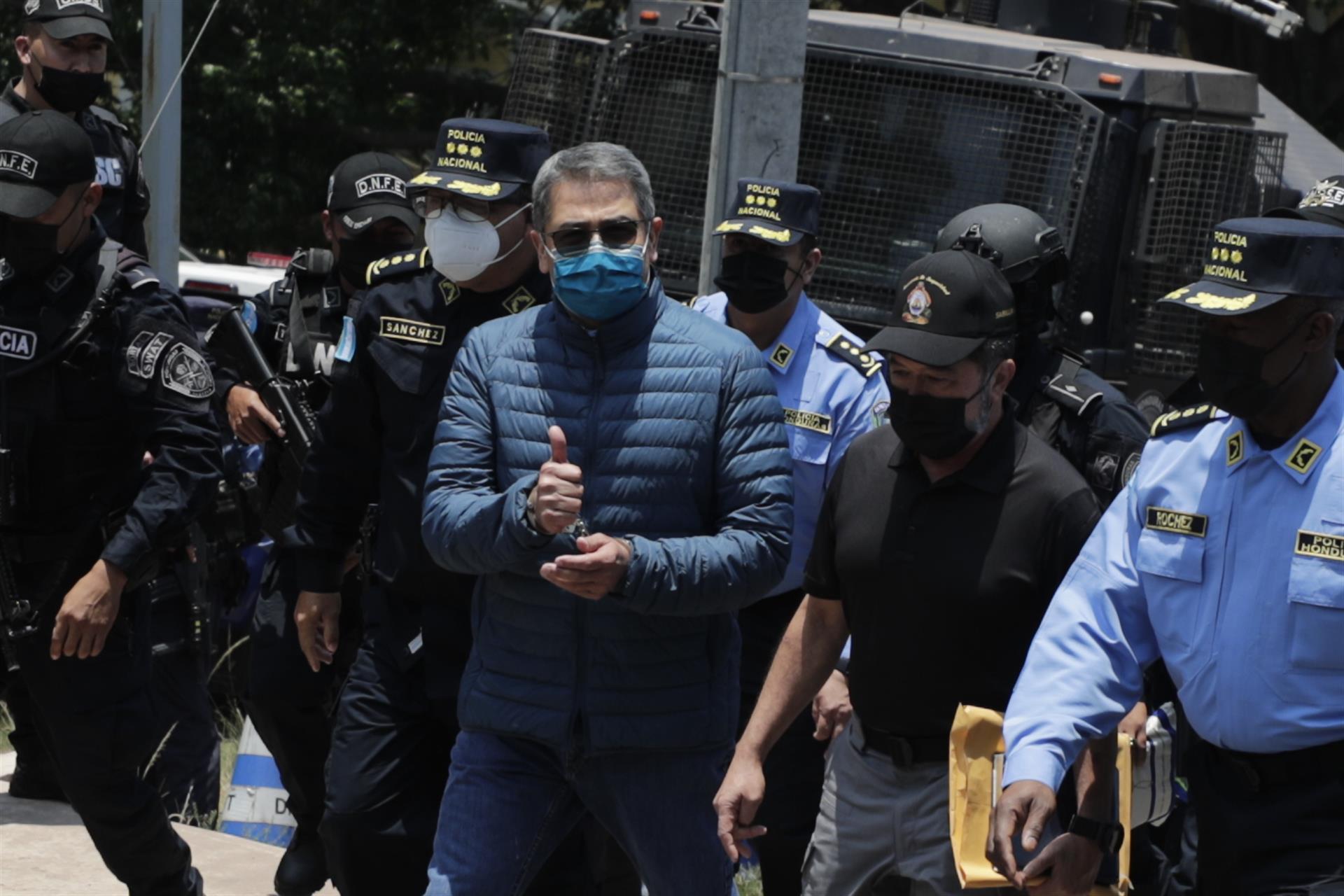 Expresidente hondureño reitera que es inocente previo a su extradición a EE.UU.
