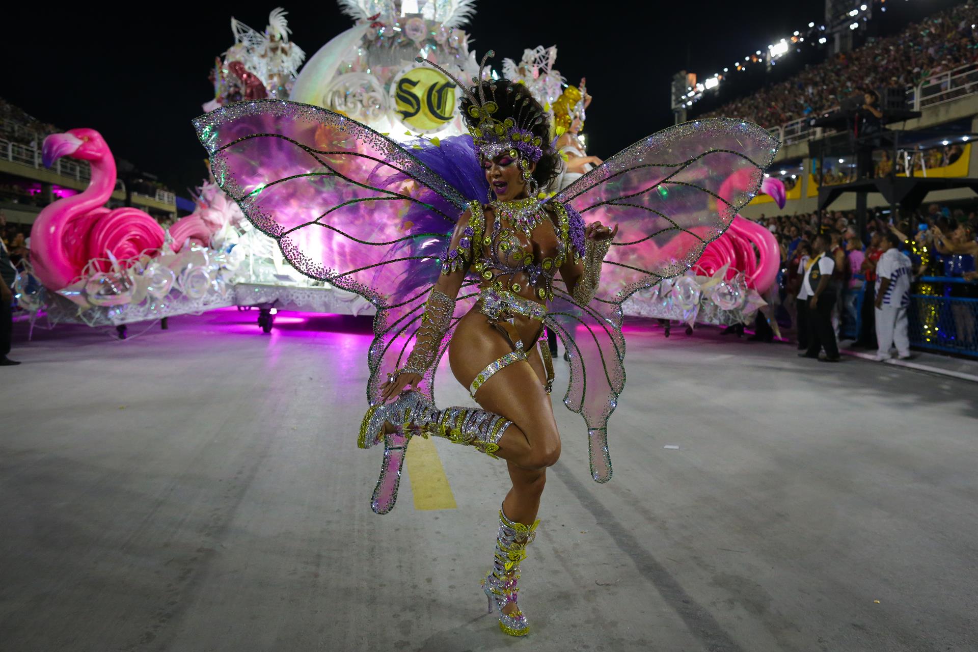 El desfile de carnaval de Río festejó la superación de la pandemia