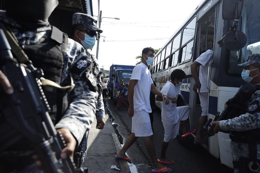 El Salvador sigue bajo el régimen de excepción y registra más de 17.000 capturas