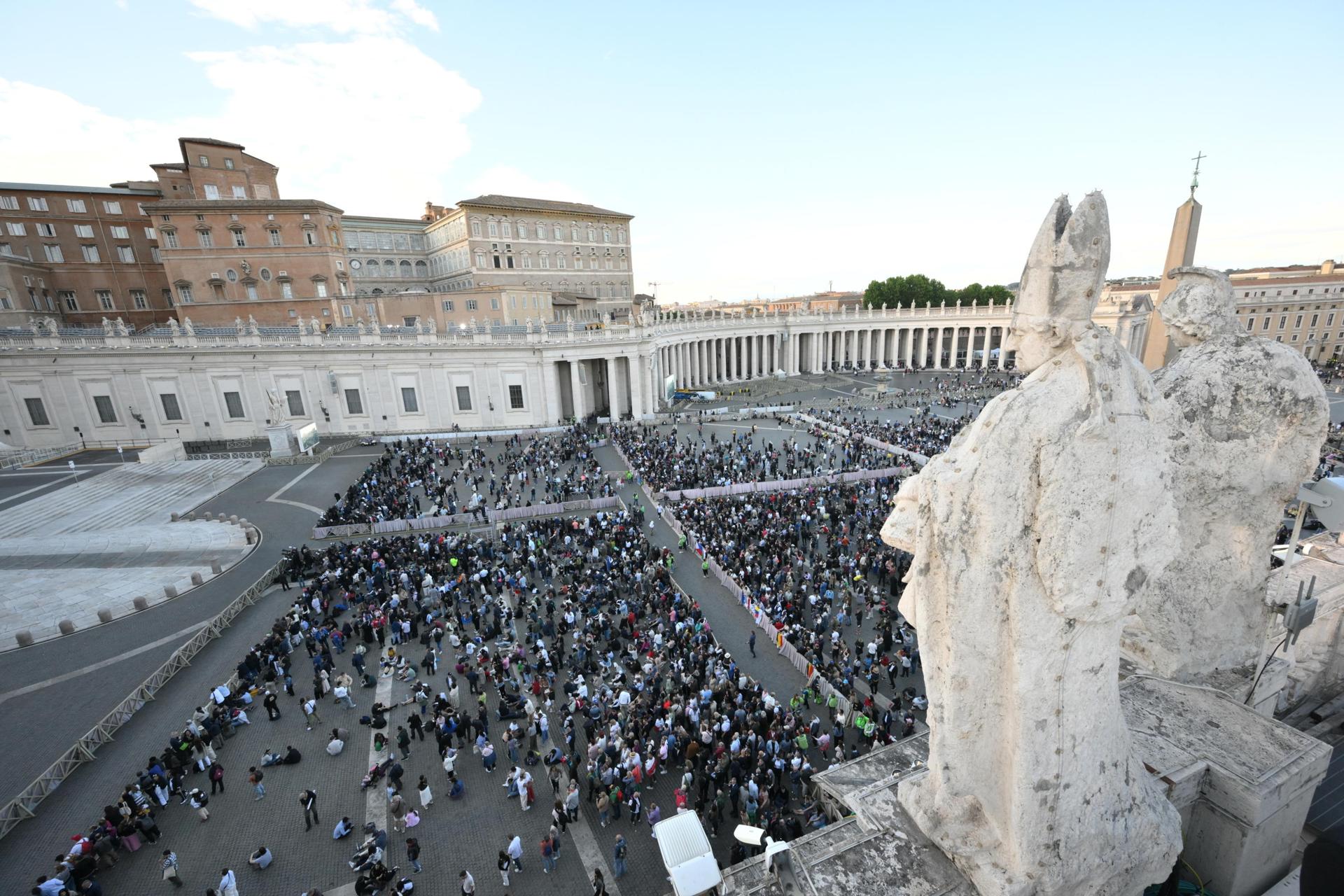 Más de 30.000 personas esperan la primera fumata en la Plaza de San Pedro