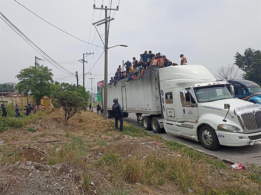 Hallan a 310 migrantes que viajaban hacinados en tráiler en México