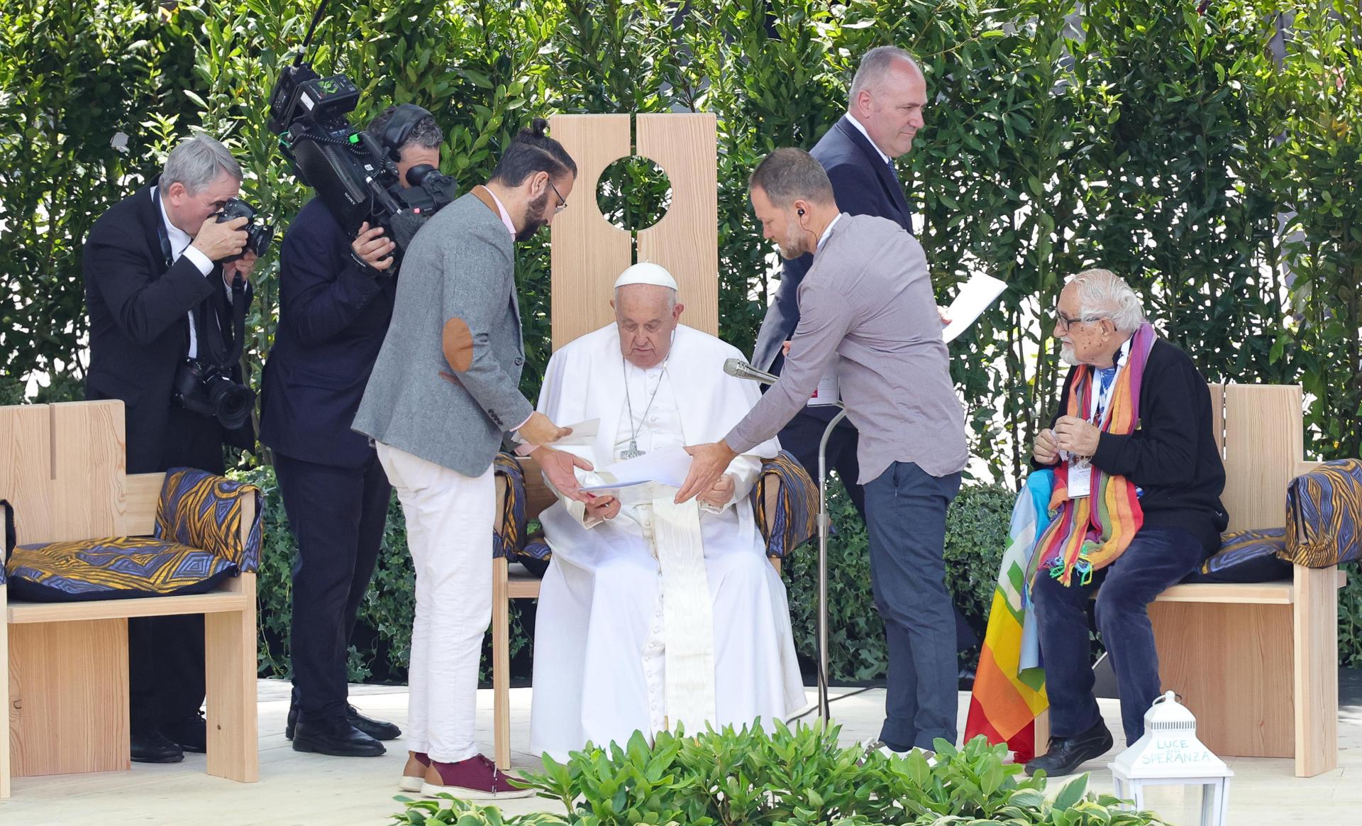 El papa abraza a un israelí y un palestino y denuncia la «derrota histórica» de la guerra