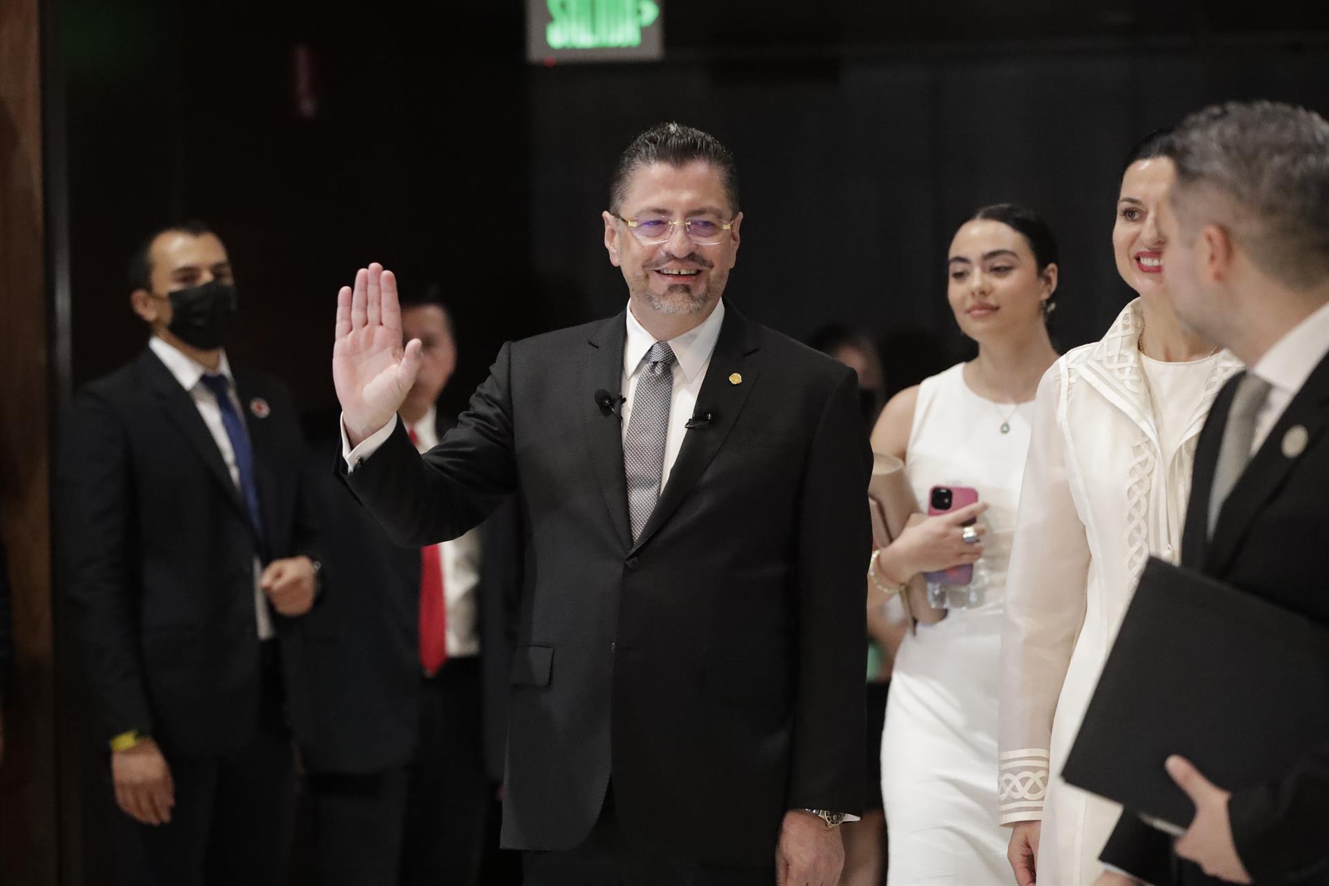 Rodrigo Chaves jura como el presidente 49 en la historia de Costa Rica
