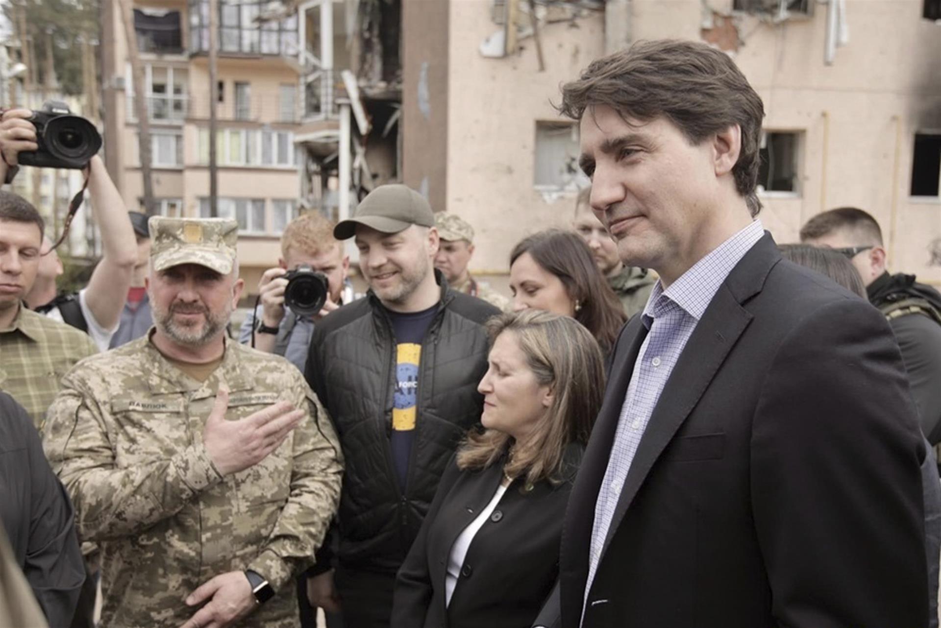 Trudeau llega en visita sorpresa a Ucrania, coincidiendo con cita virtual G7