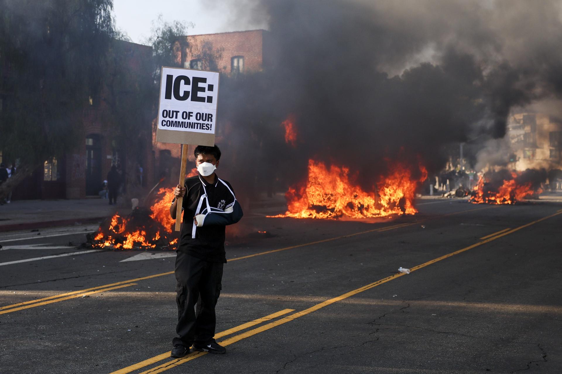 Al menos cinco taxis autónomos fueron quemados en Los Ángeles, tras manifestaciones pacíficas