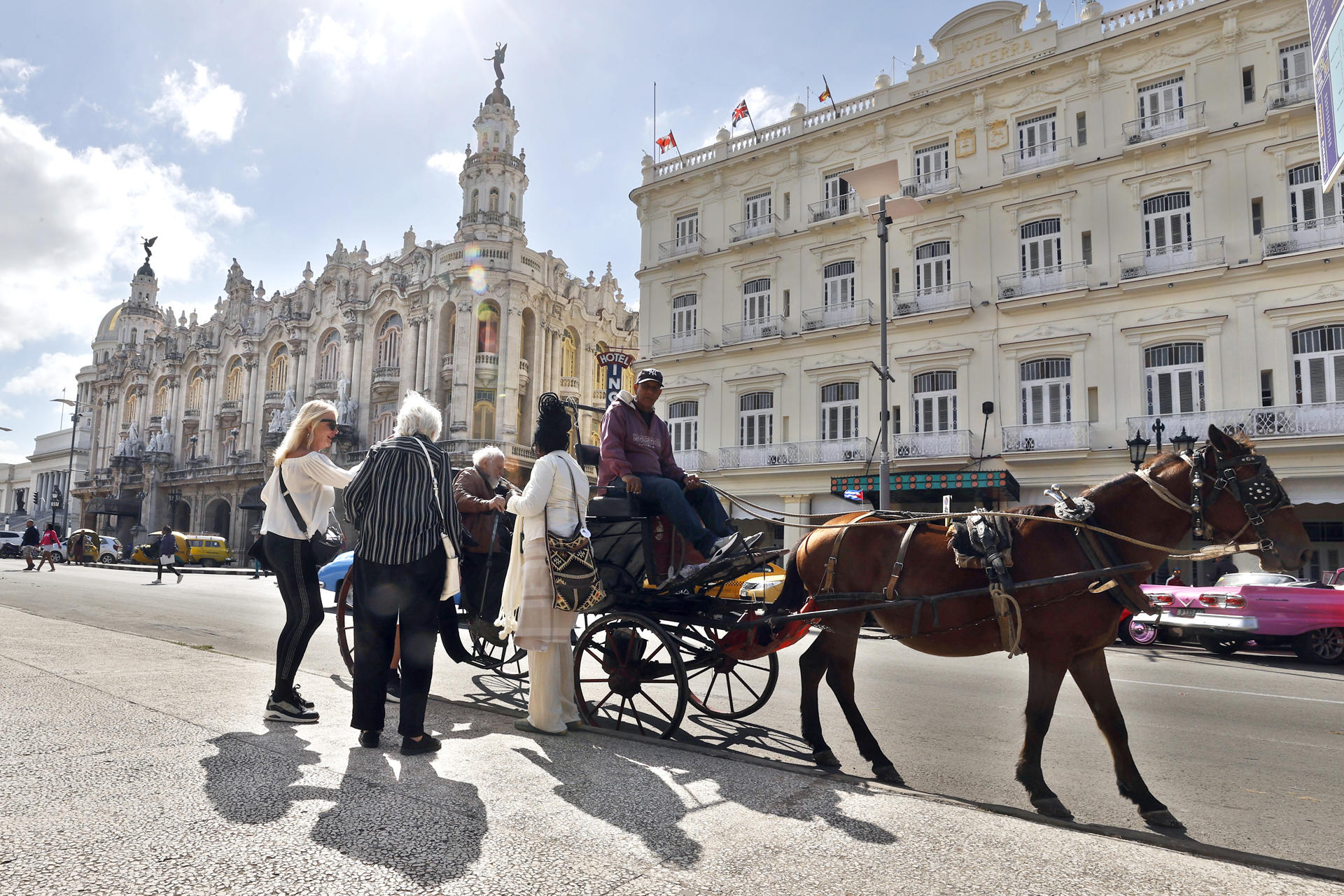 Autobuses, clases y hospitales: el asedio petrolero de EE.UU. comienza a paralizar Cuba