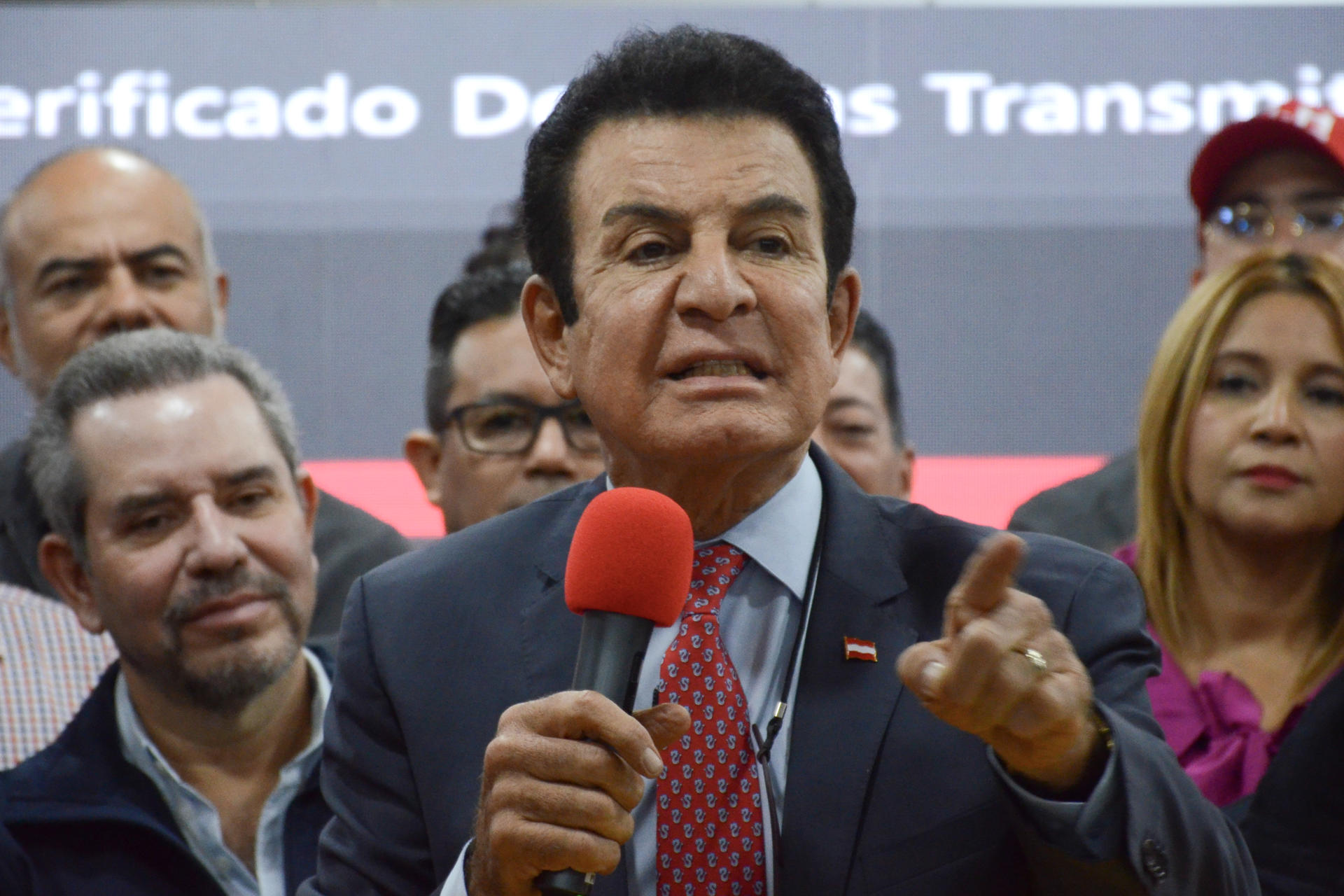 Conservador Salvador Nasralla denuncia «cambio de datos» en conteo de votos en Honduras