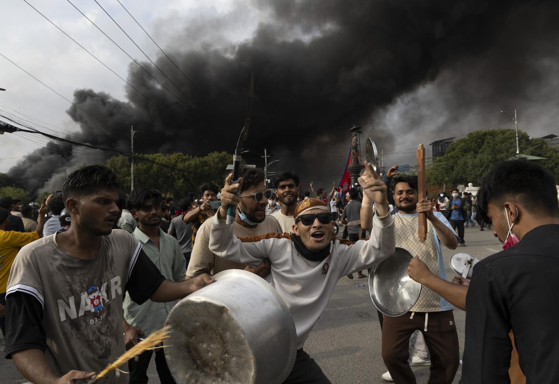 Nepal permanece bajo control militar en medio del caos, con fugas masivas y sin Gobierno