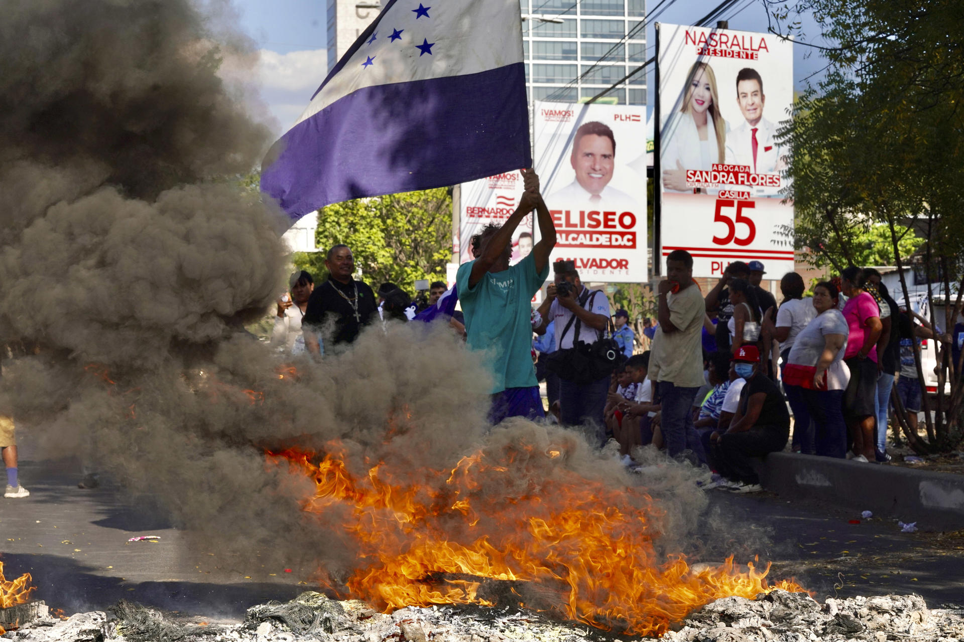 Hondureños protestan en las calles por la demora en la entrega del material electoral