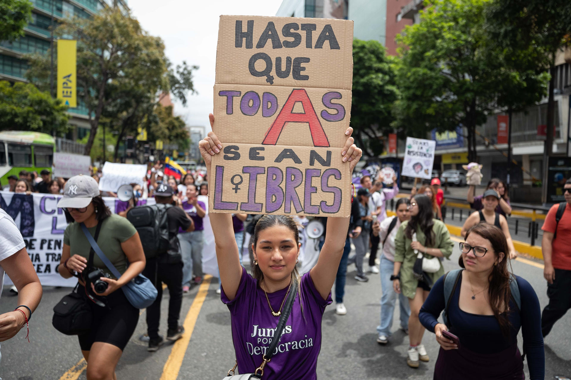América conmemora el 8M entre marchas, reformas legales y alertas por violencia de género