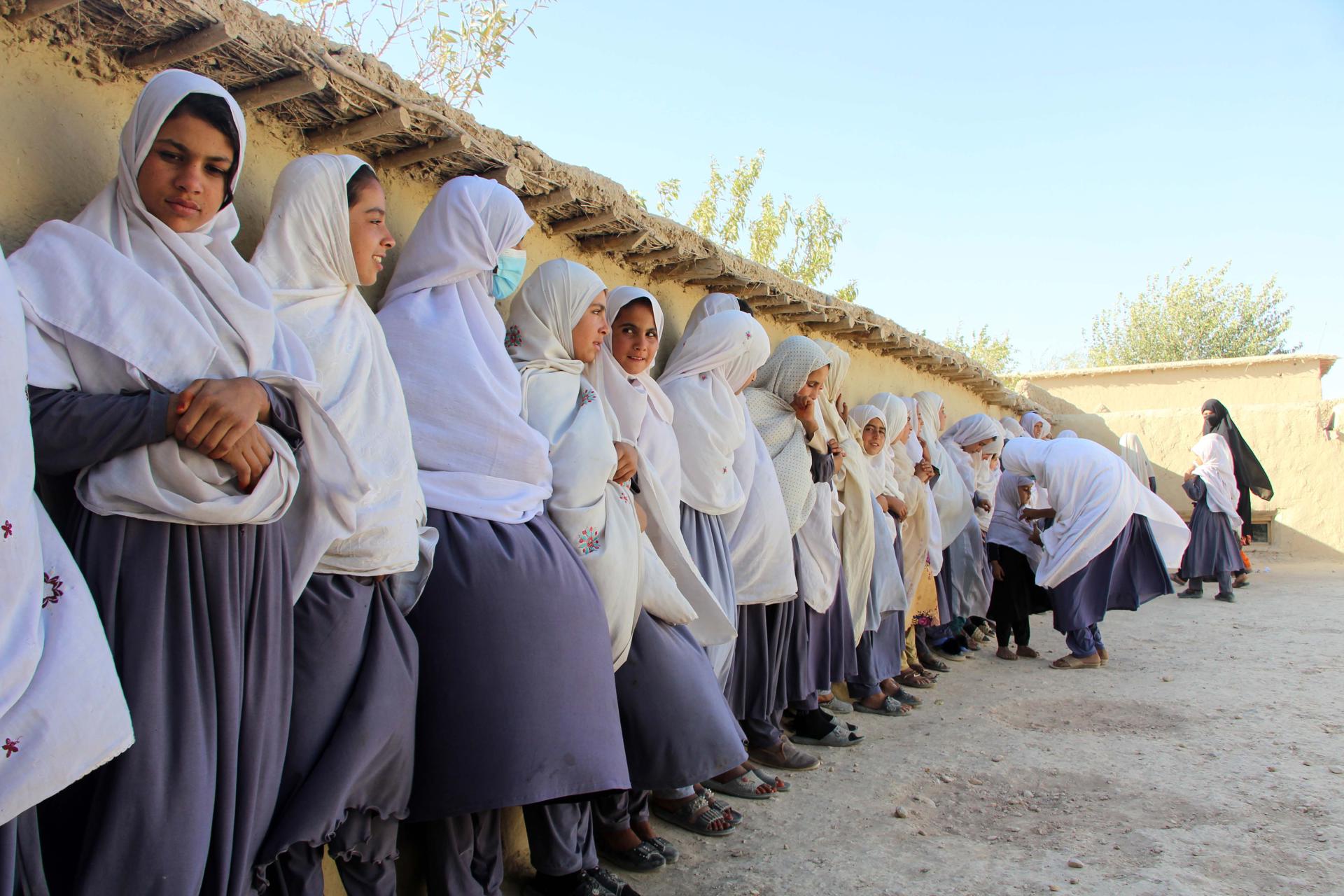Los talibanes confirman el envenenamiento de 79 mujeres en una escuela de Afganistán