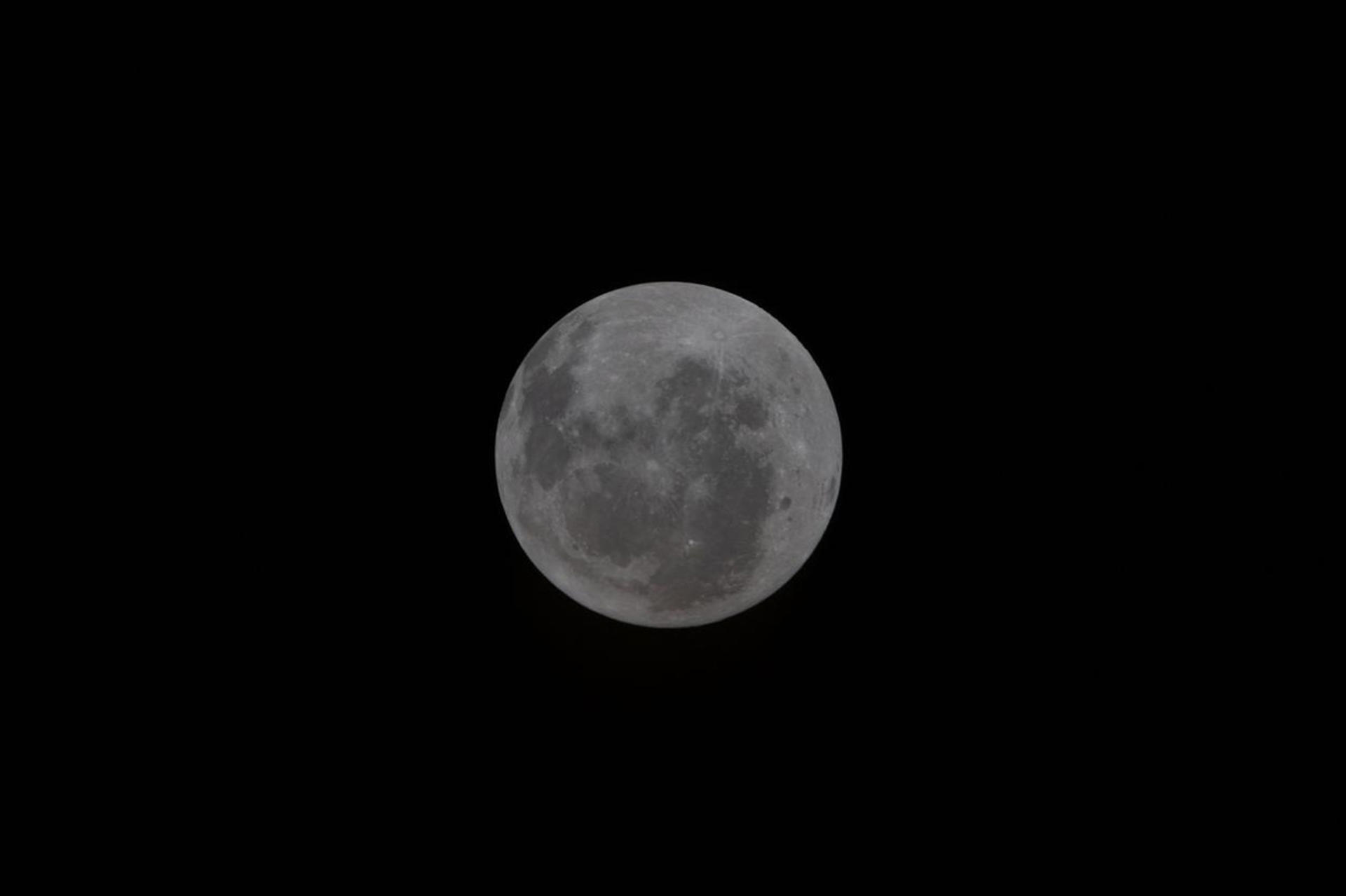 NASA publica la primera foto de la cara oculta de la Luna tomada por la misión Artemis II