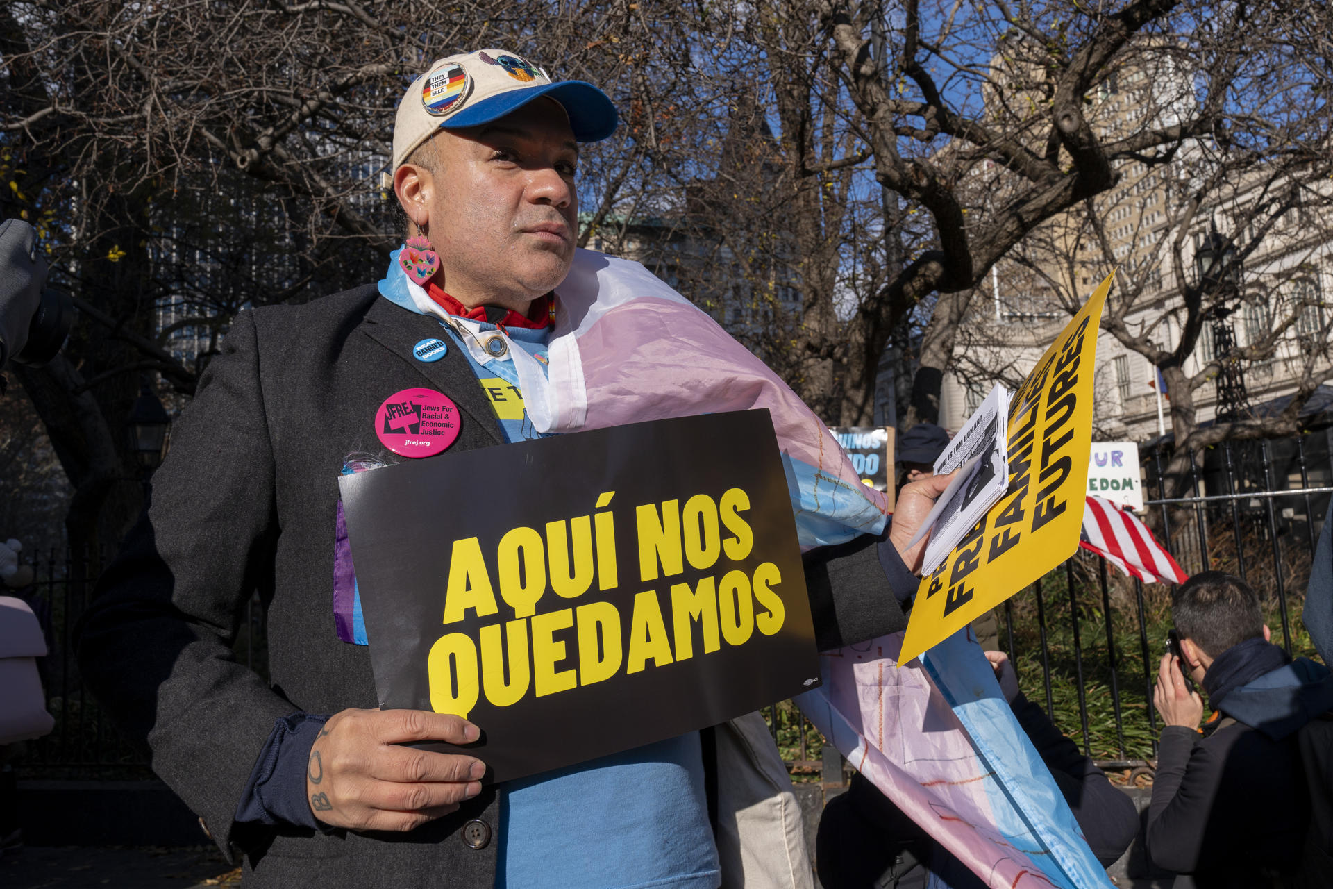 Inmigrantes repudian reunión del alcalde Nueva York y el zar de Trump para la frontera