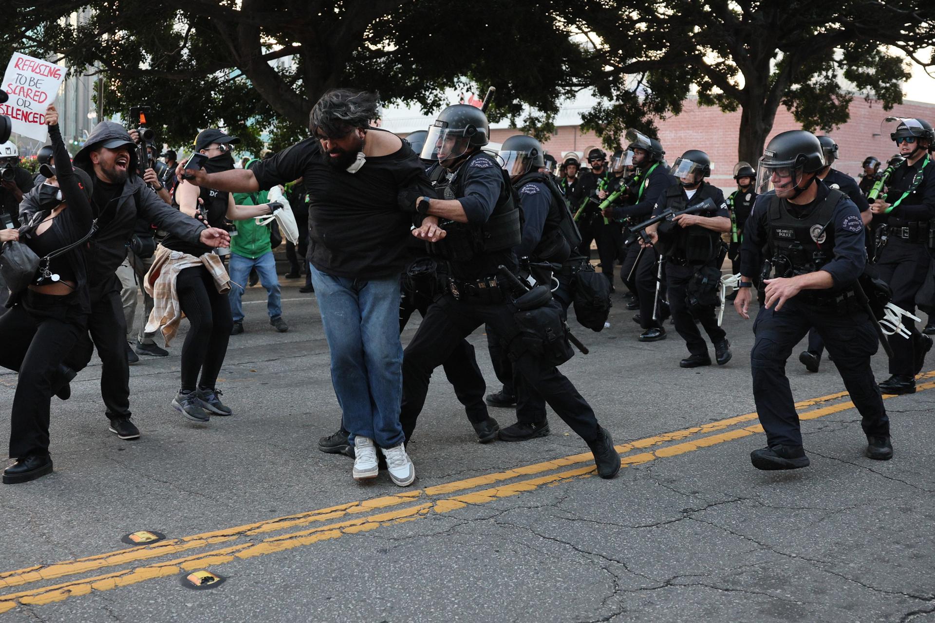 La amenaza de más efectivos no acalla las protestas en Los Ángeles