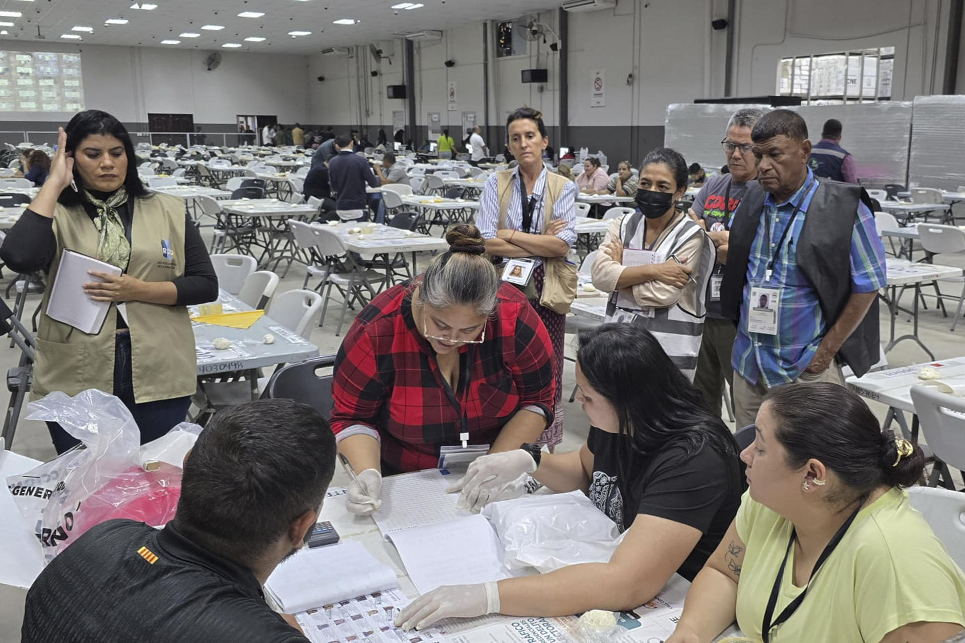 Honduras inicia con retraso escrutinio especial de presidenciales del 30 de noviembre