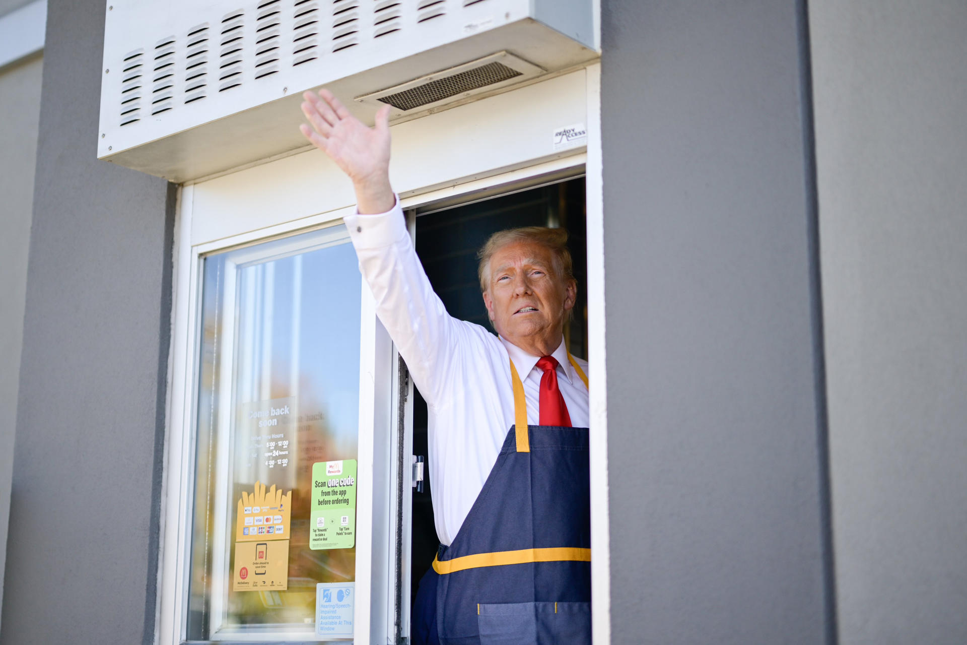 Trump cocina papas fritas en un McDonald’s y afirma que Harris nunca trabajó en uno