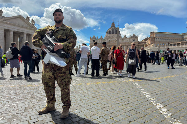 El cortejo fúnebre del papa por el centro de Roma preocupa a las autoridades italianas