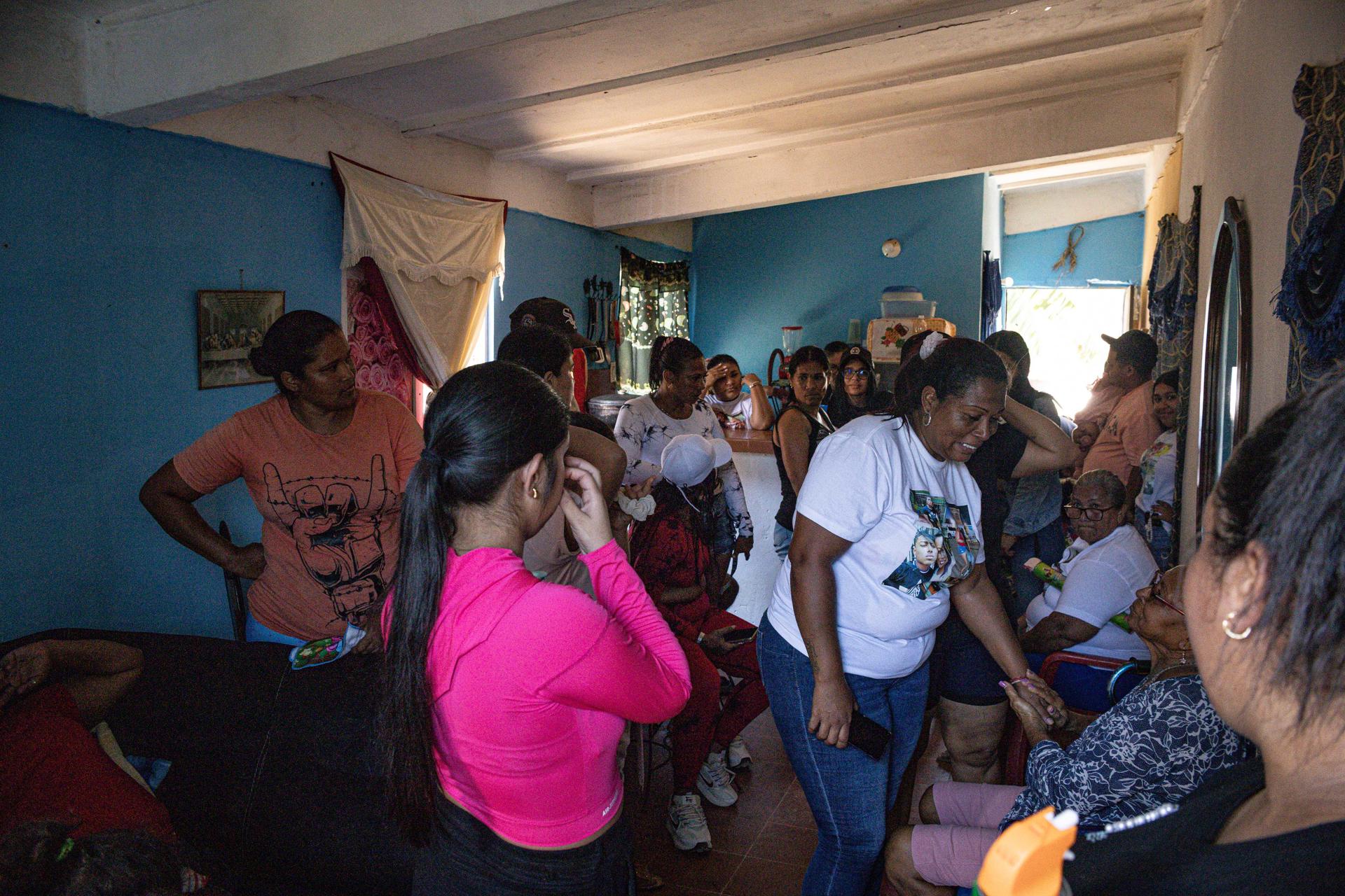 Familiares de migrantes repatriados de El Salvador esperan con ansias un abrazo de reencuentro