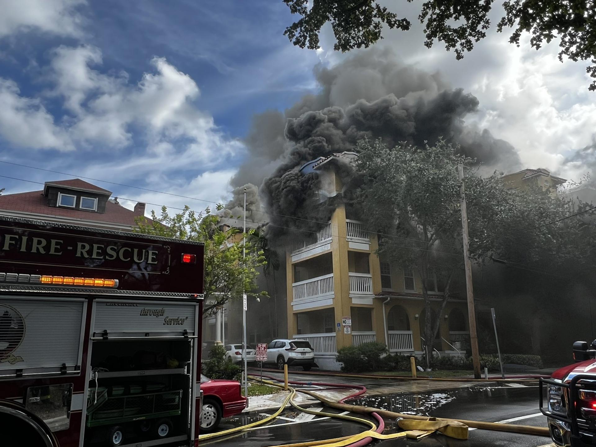 Evacuan un edificio en Miami tras un incendio precedido de un tiroteo que dejó un herido grave