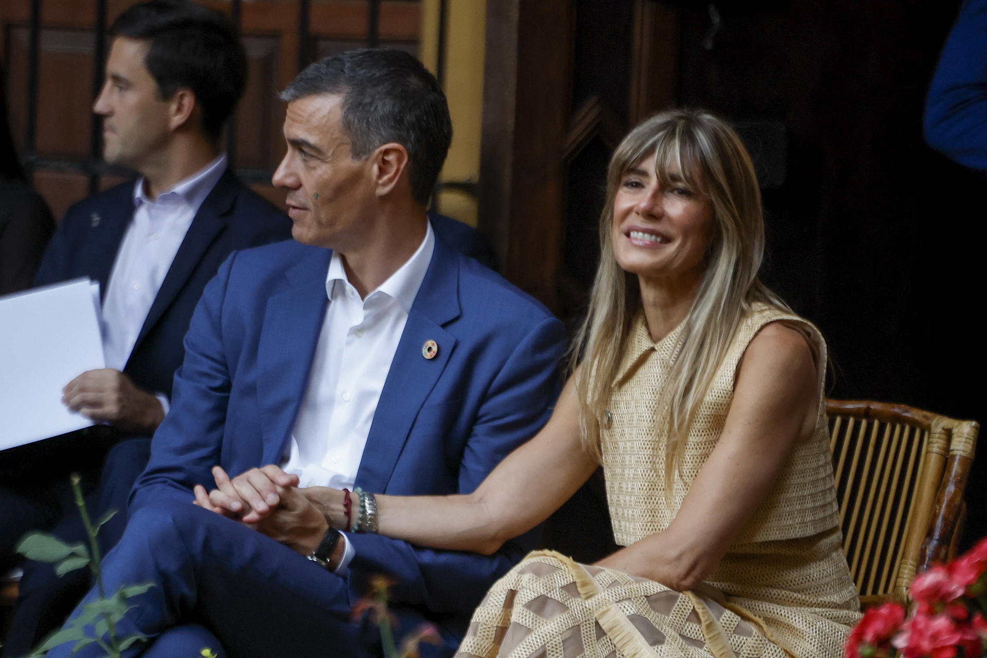 Un juez imputa a la mujer de Pedro Sánchez por malversación en el contrato de su asesora