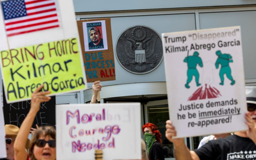 Migrante deportado por error a El Salvador vuelve a EEUU y es acusado de tráfico humano