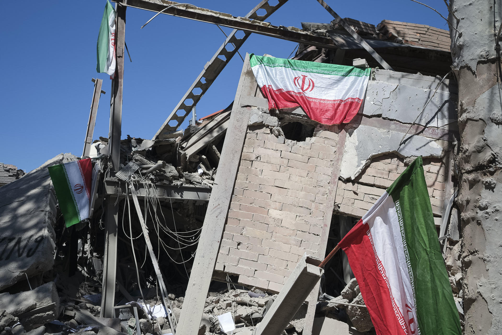 EE.UU. e Israel bombardean intensamente Irán horas antes de que venza el plazo de Trump