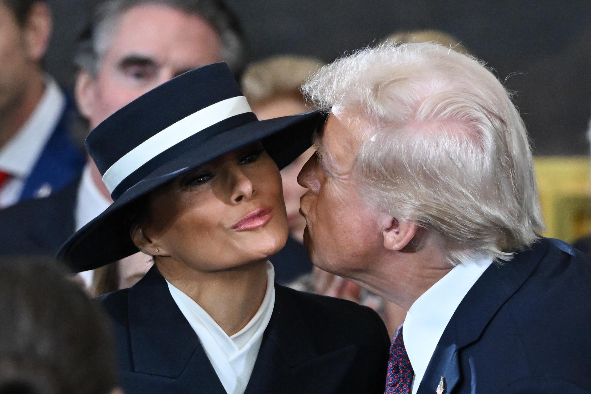 Un sombrero se interpone entre Donald Trump y Melania