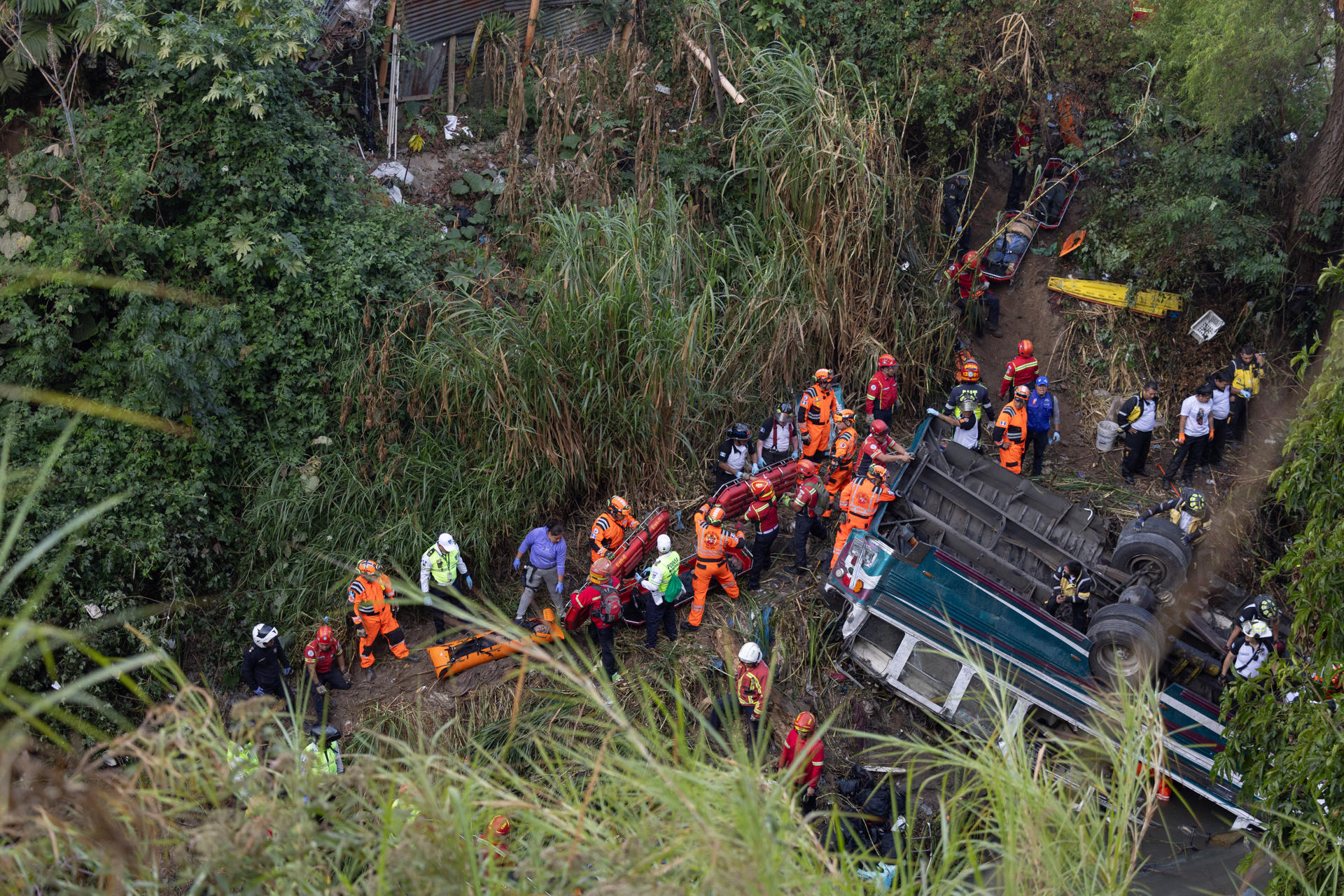 Aumentan a más de 40 los fallecidos en accidente de bus que cayó de un puente en Guatemala