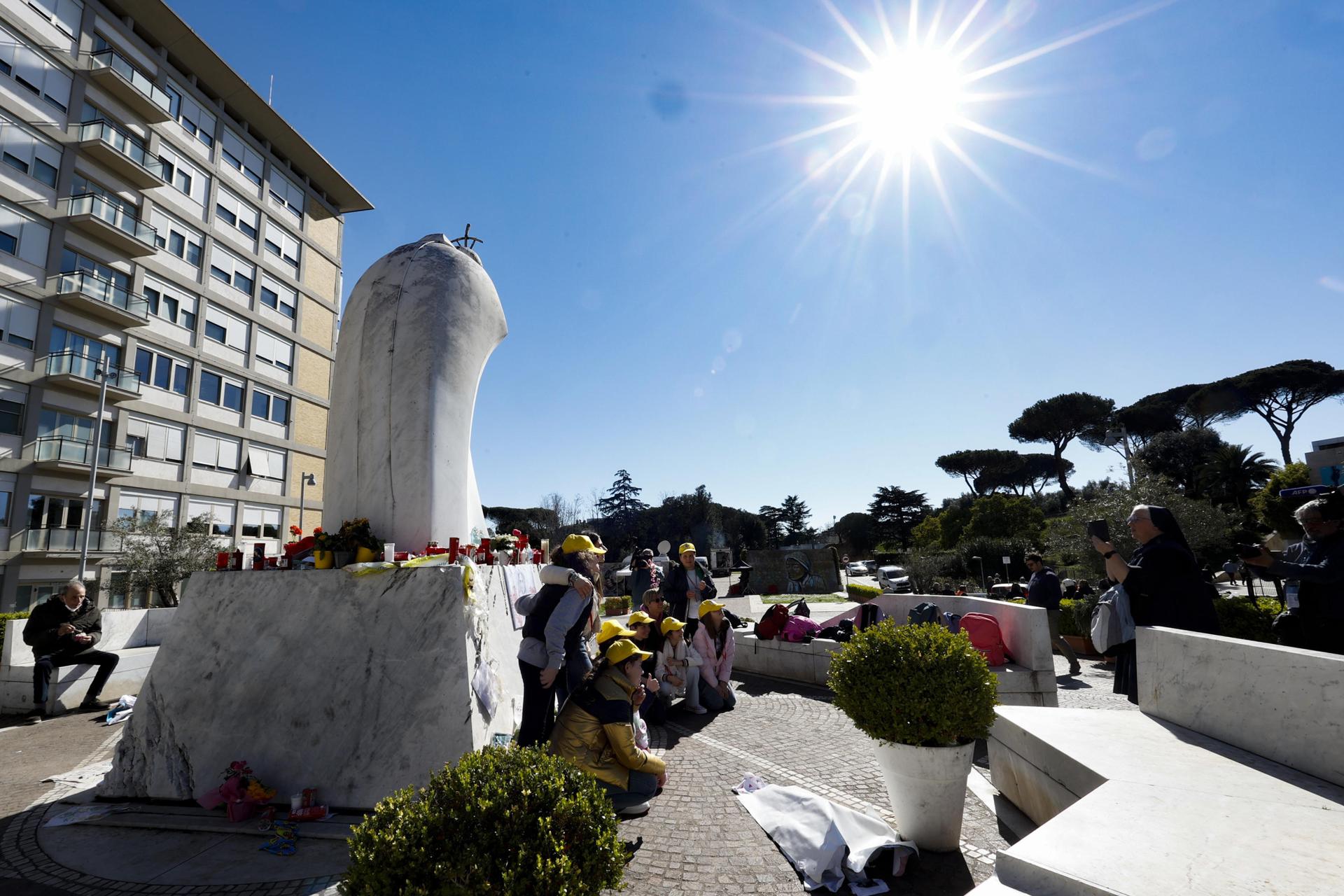 El papa durmió sin máscara de oxígeno la pasada noche en el hospital
