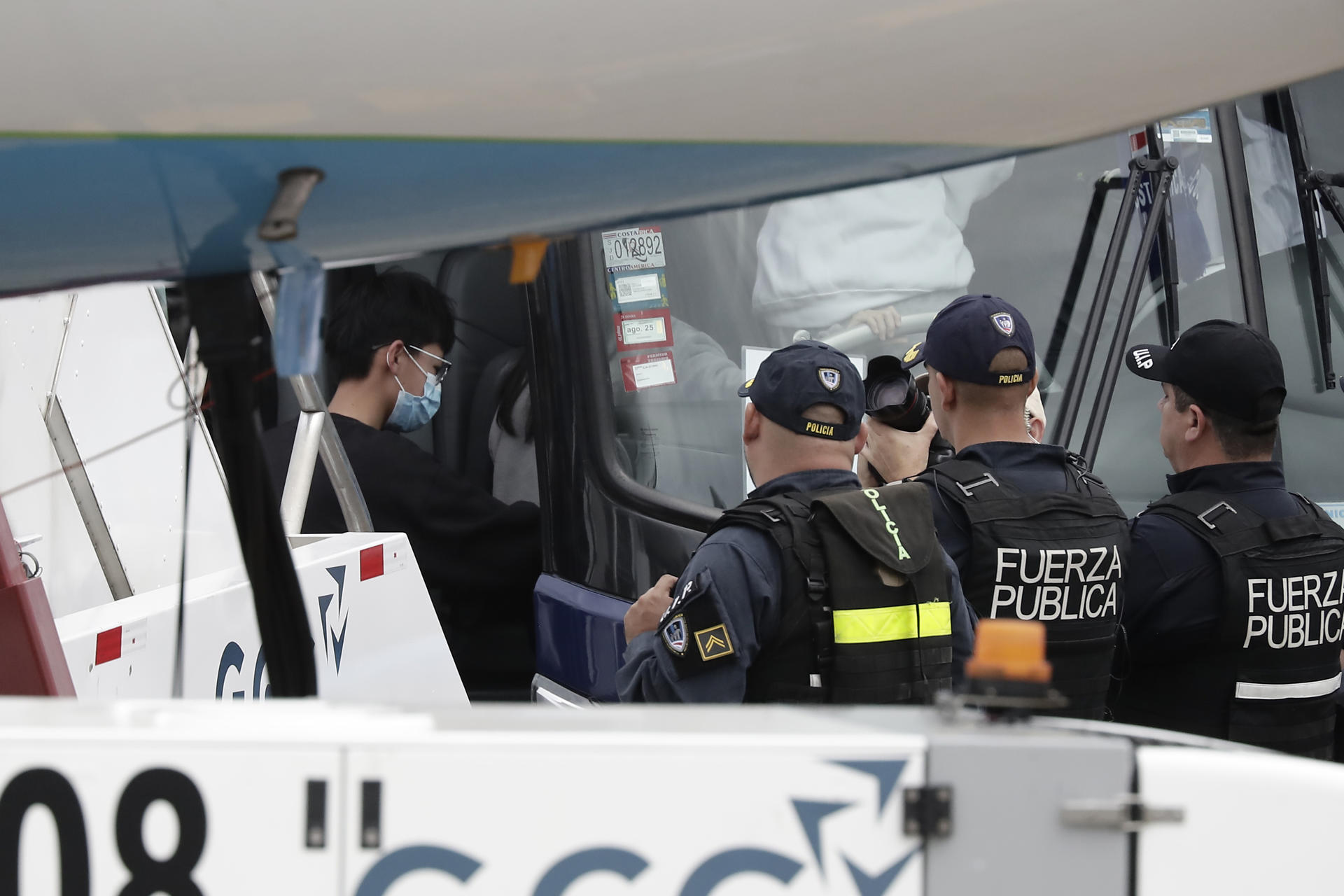 Costa Rica da permiso para trabajar a migrantes varados tras su deportación desde EE.UU.