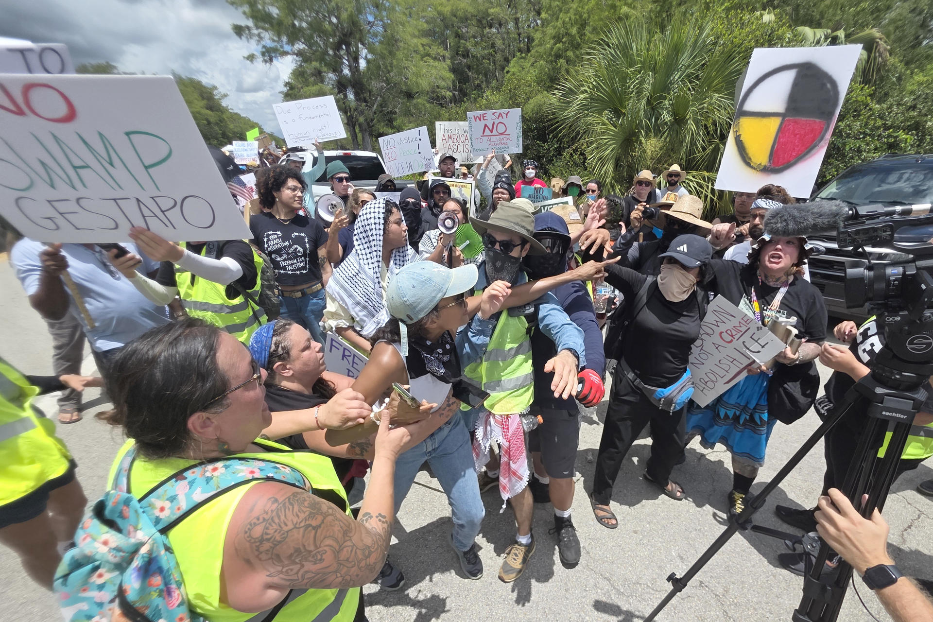 Protestas reciben a Trump durante su visita al centro Alcatraz para migrantes en Florida