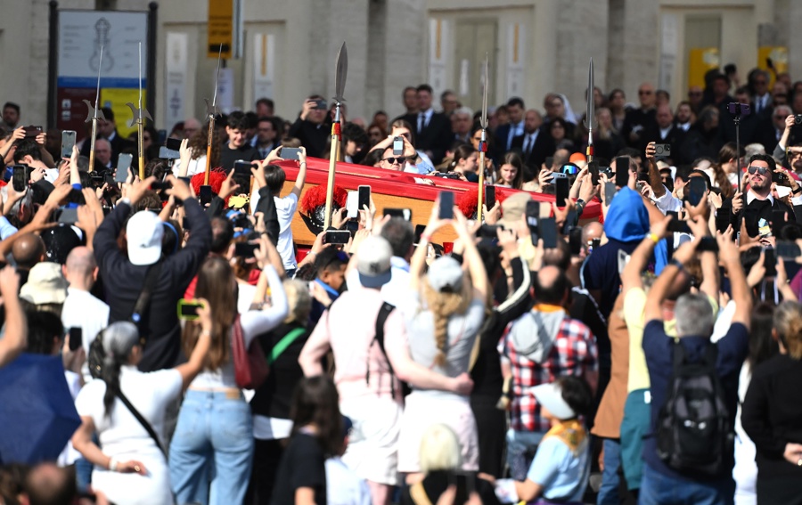 Casi 20.000 personas han pasado ante el féretro del papa en su primer día en la basílica