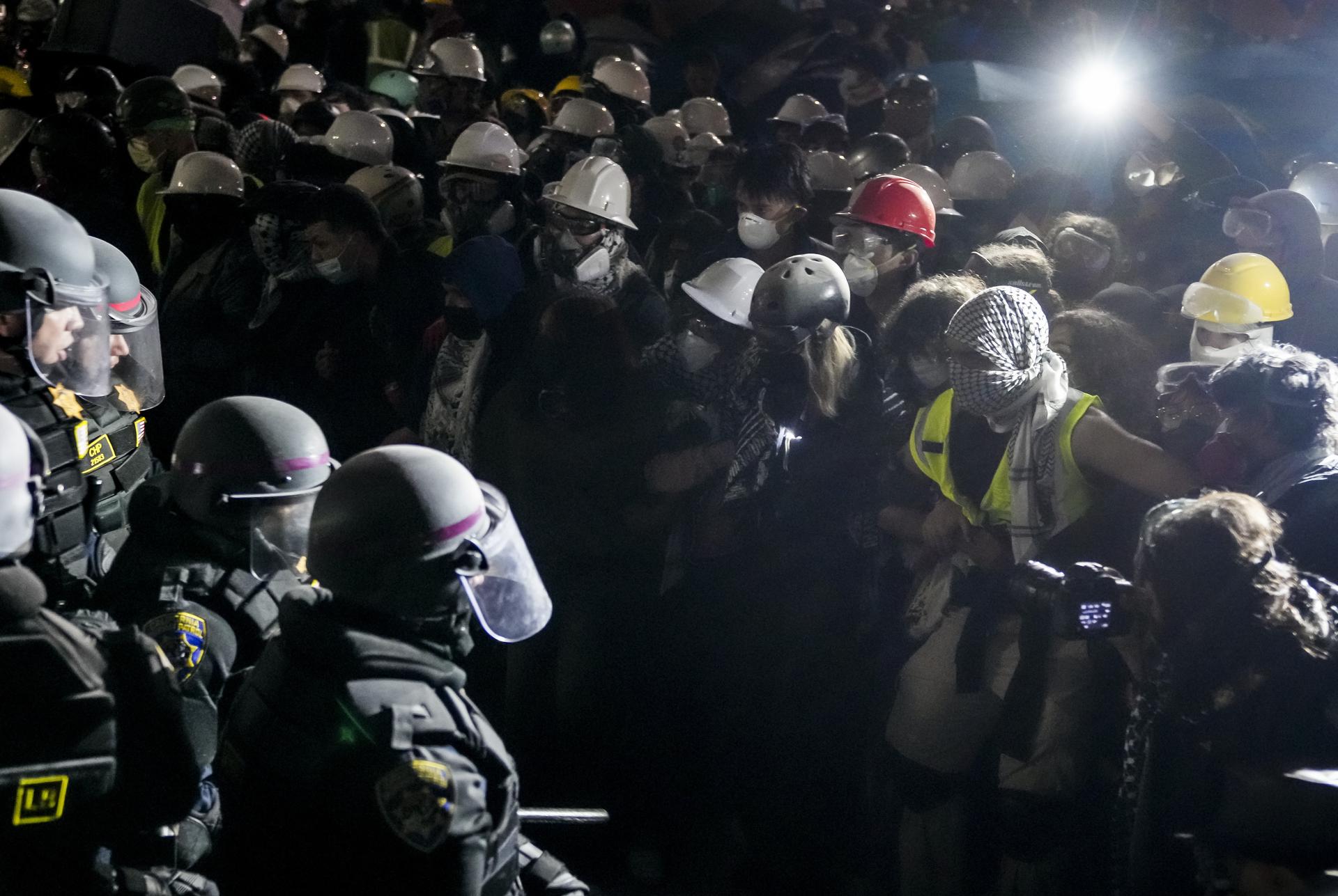 Estudiantes de la Universidad de California dicen que la institución no los protegió de la Policía en desalojo