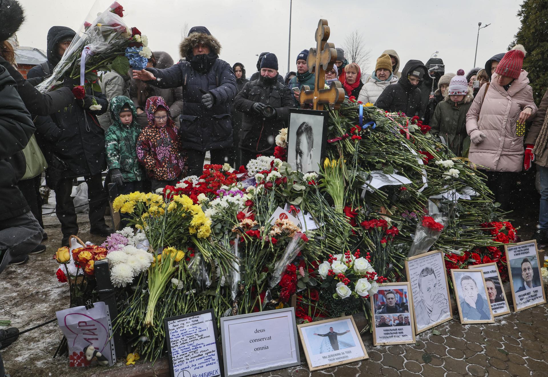 Rusos desafían el miedo para rendir homenaje a Navalni en el primer aniversario su muerte