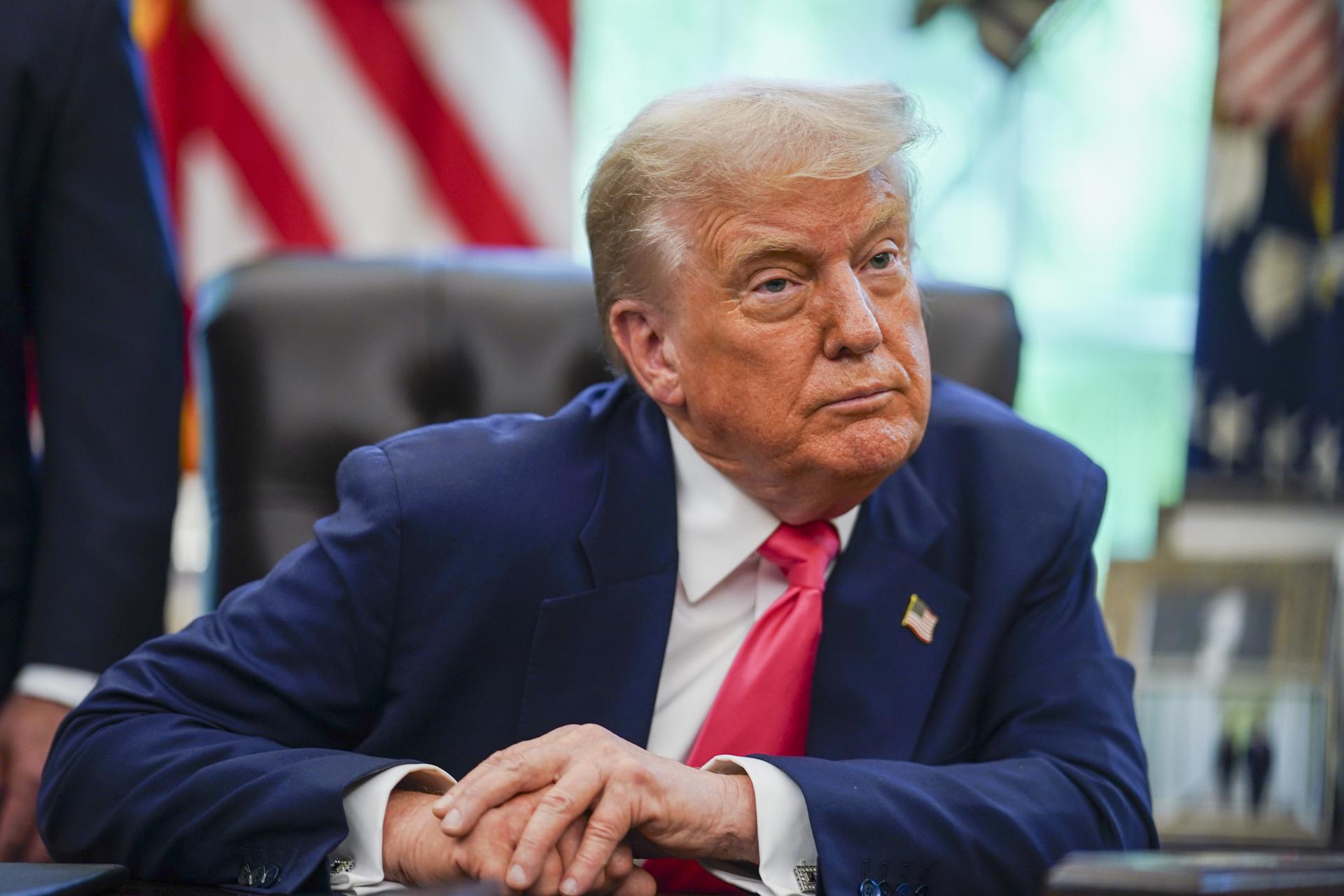 Trump viaja a la cumbre con Putin en Alaska acompañado de la cúpula de su Gabinete