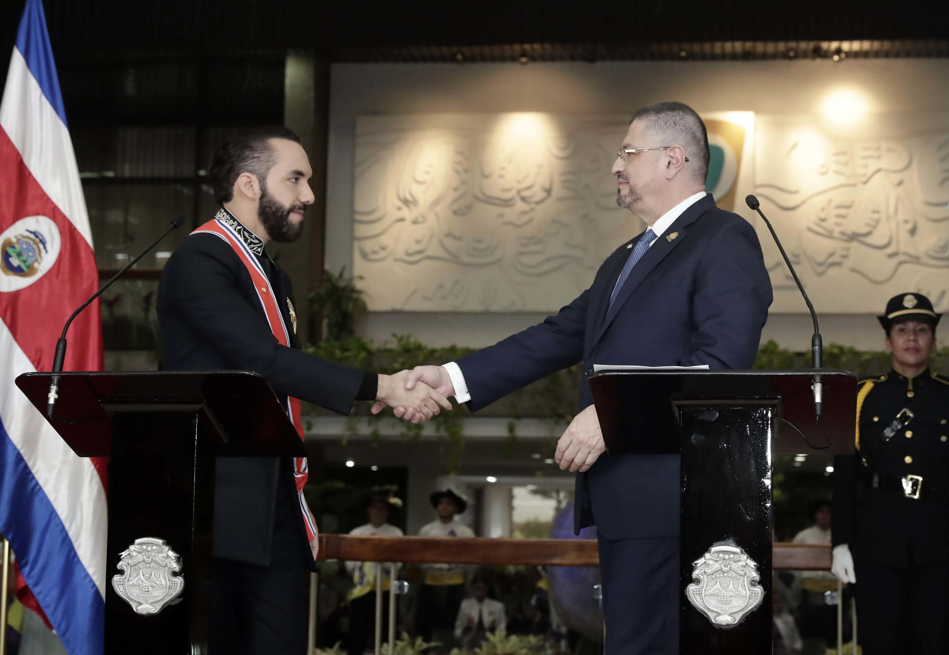 El Salvador envía un primer contingente de ayuda humanitaria a Costa Rica
