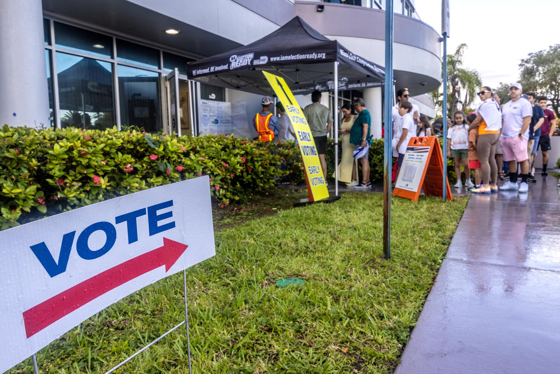 Varios estados republicanos intentan bloquear a observadores electorales en Estados Unidos